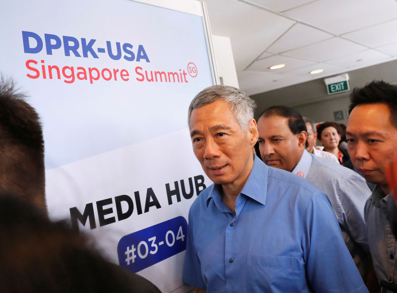 © Reuters. Singapore Prime Minister Lee Hsien Loong visits a media center for the summit between the U.S and North Korea in Singapore