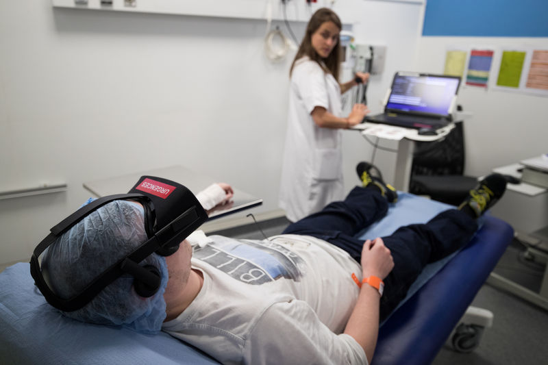 © Reuters. تطوير برنامج لتخفيف الألم بغرف الطوارئ باستخدام الواقع الافتراضي