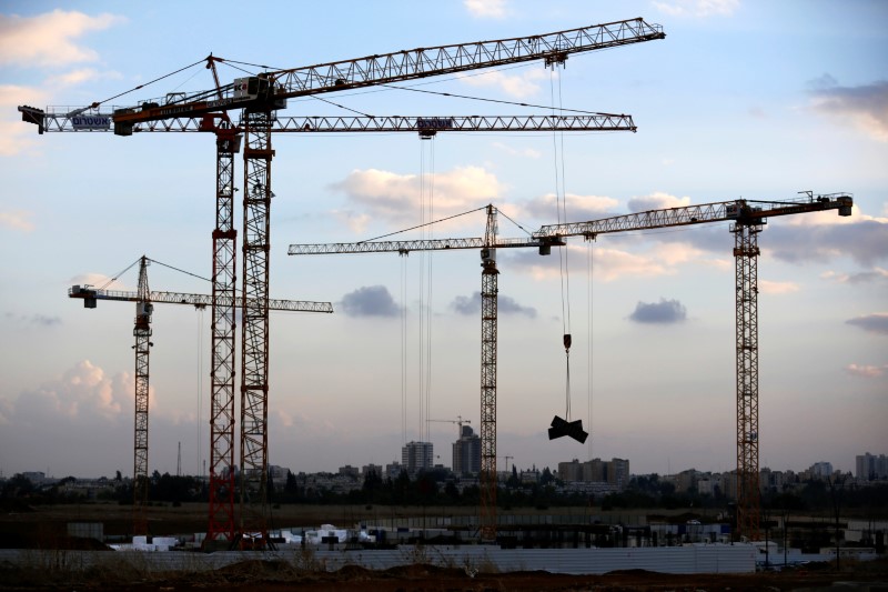 © Reuters. Cranes are seen at a construction site in the new neighbourhood of Carmei Gat in the southern Israeli city of Kiryat Gat
