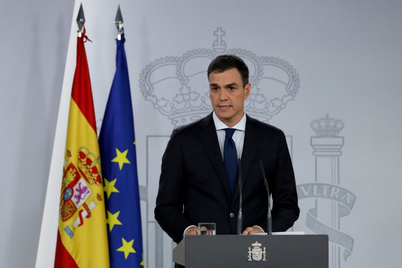 © Reuters. التأييد للاشتراكيين يتزايد في إسبانيا بعد الإطاحة برئيس الوزراء
