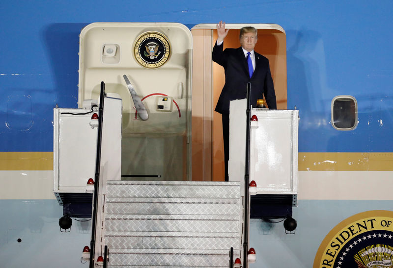 © Reuters. U.S. President Donald Trump waves upon his arrival at Paya Lebar Air Base in Singapore