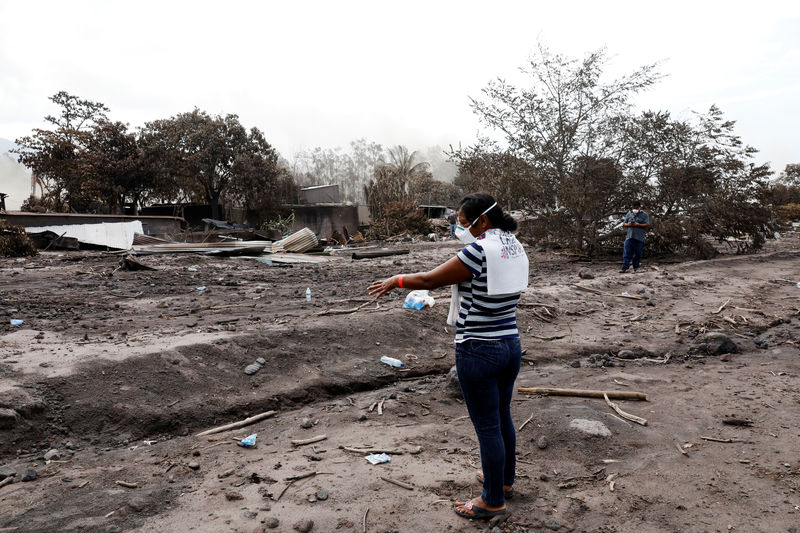 © Reuters. امرأة تبحث عن 50 من أقاربها طمرهم بركان في جواتيمالا