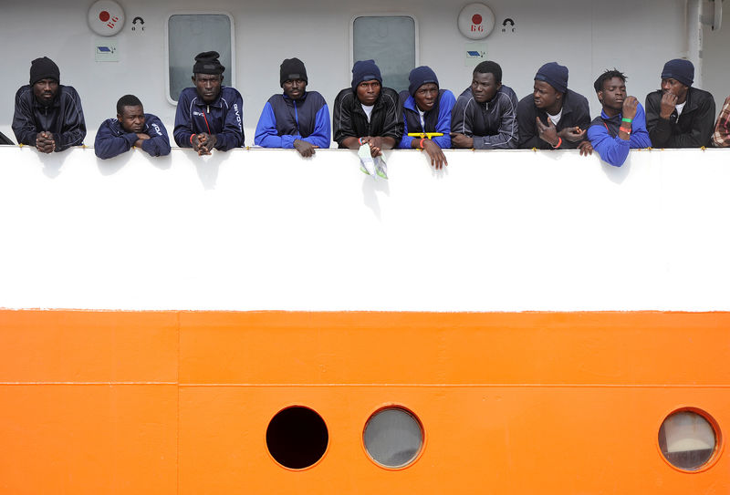 © Reuters. إيطاليا تغلق موانئها أمام سفينة مهاجرين وتطلب من مالطا استقبالها