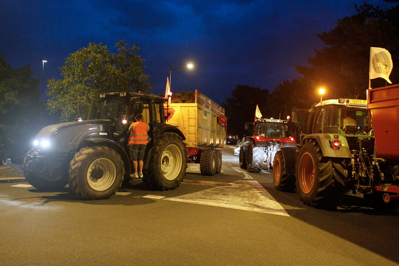 © Reuters. DES AGRICULTEURS BLOQUENT DES RAFFINERIES ET DÉPÔTS