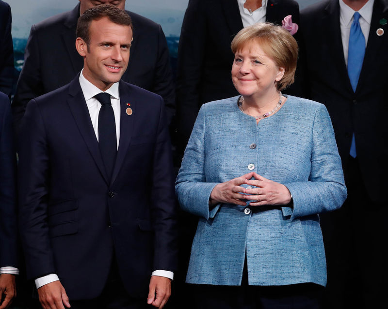 © Reuters. Leaders pose for group photo at a G7 and outreach countries meeting as part of a G7 summit in La Malbaie