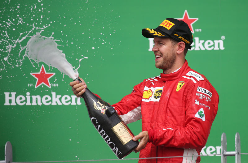 © Reuters. El piloto de la Ferrari Sebastian Vettel celebra tras ganar el Gran Premio de Canadá