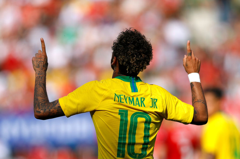© Reuters. Neymar celebra tras notar un gol en la victoria de Brasil 3-0 sobre Austria en un partido amistoso en Viena