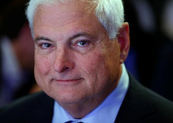 © Reuters. FOTO DE ARCHIVO - Ricardo Martinelli, expresidente de Panamá, sonríe durante una sesión en la reunión anual del Foro Económico Mundial (WEF) en Davos