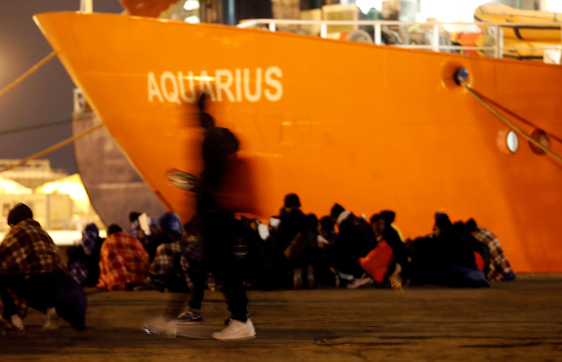 © Reuters. Italia cierra sus puertos a un barco de inmigrantes y pide a Malta que lo reciba