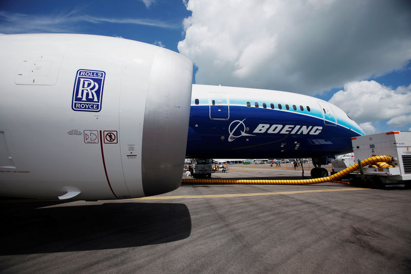 © Reuters. FILE PHOTO: View of one of two Rolls Royce Trent 1000 engines of Boeing 787 Dreamliner during media tour of the aircraft ahead of the Singapore Airshow in Singapore