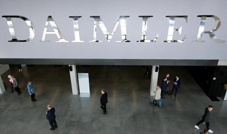 © Reuters. The Daimler logo is seen before the Daimler annual shareholder meeting in Berlin,