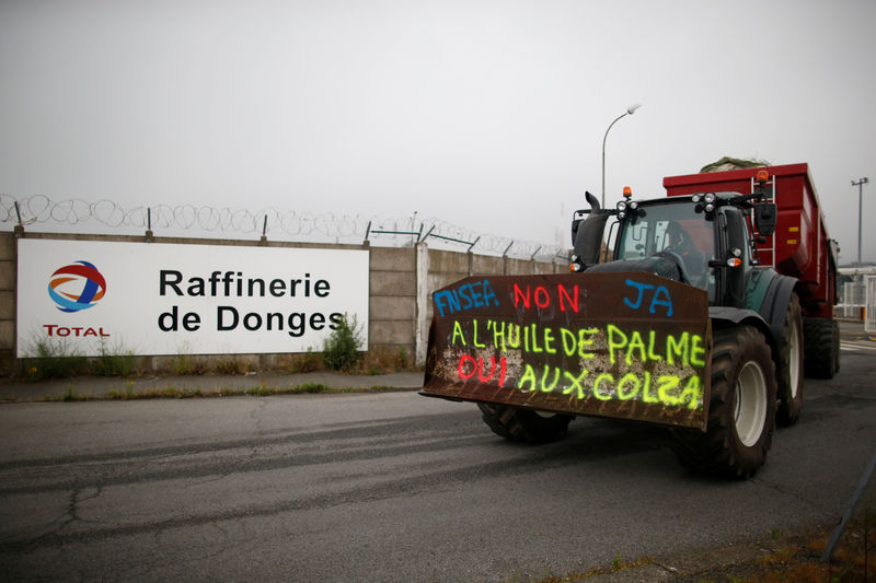 © Reuters. French farmers, members of the FNSEA, the country's largest farmers' union, arrive with their tractors  to block the French oil giant Total refinery in Donges