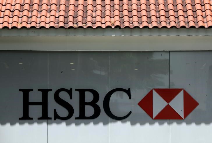 © Reuters. FILE PHOTO: HSBC bank signage is pictured in Singapore