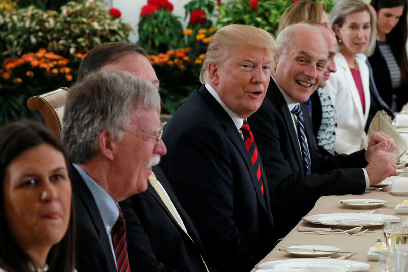 © Reuters. Presidente dos EUA, Donald Trump, e membros da delegação norte-americana durante almoço em Cingapura