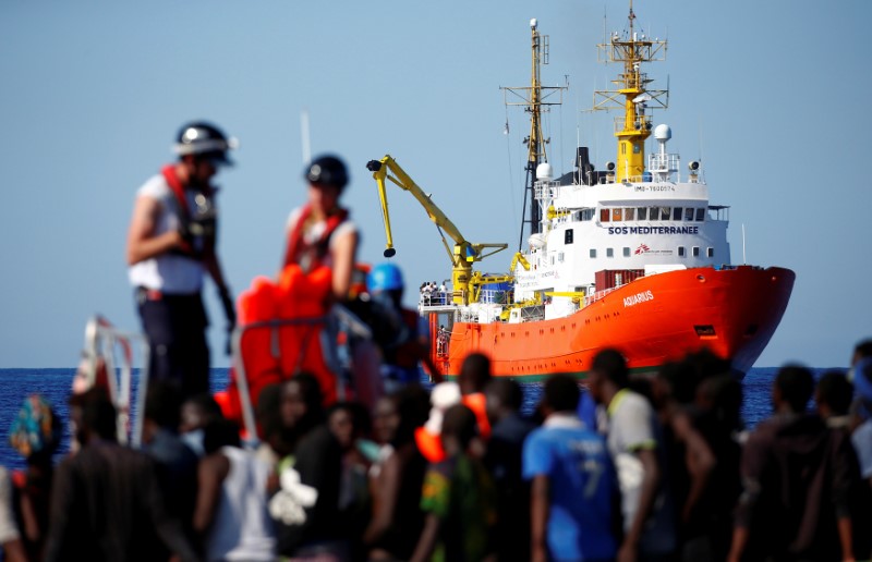 © Reuters. مفوضية اللاجئين: مهاجرون على سفينة في البحر المتوسط في أزمة ويحتاجون لمرفأ آمن