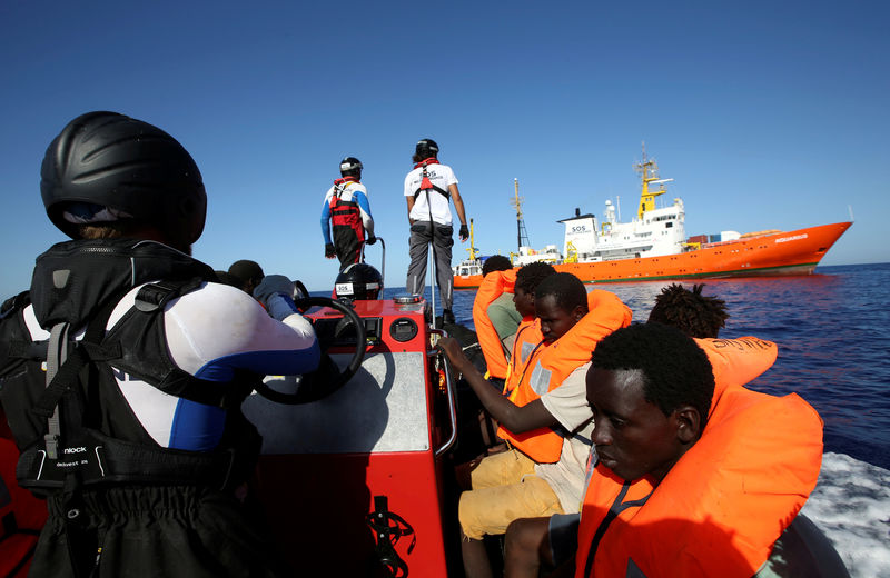 © Reuters. Imigrantes resgastados pela SOS Mediterranee