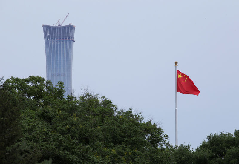 © Reuters. A Chinese flag flutters at Tiananmen Square in central Beijing