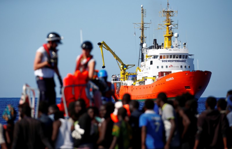 © Reuters. إسبانيا تسمح لسفينة إنقاذ للمهاجرين بالرسو لديها