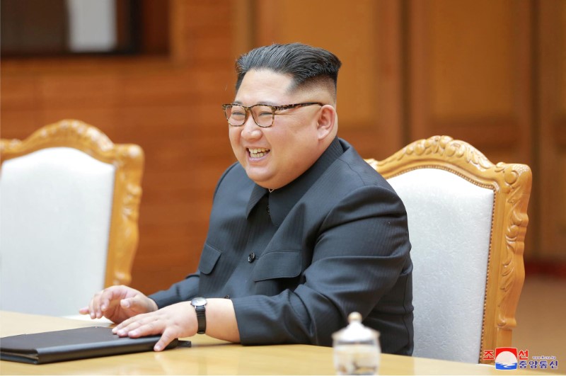 © Reuters. زعيم كوريا الشمالية يقوم بجولة في سنغافورة عشية القمة