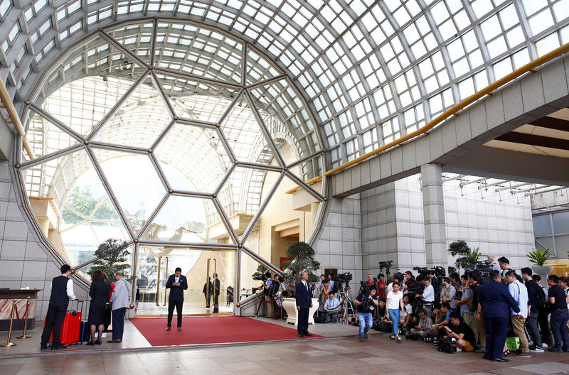 © Reuters. Mídia do lado de fora do hotel Ritz-Carlton para cobrir eventos da cúpula entre EUA e Coreia do Norte, em Cingapura