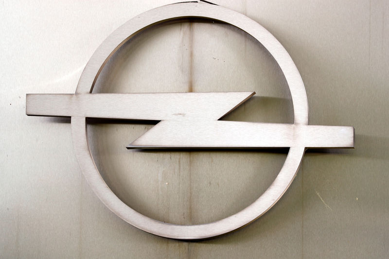 © Reuters. FILE PHOTO: The logo of Opel is seen at their plant in Eisenach