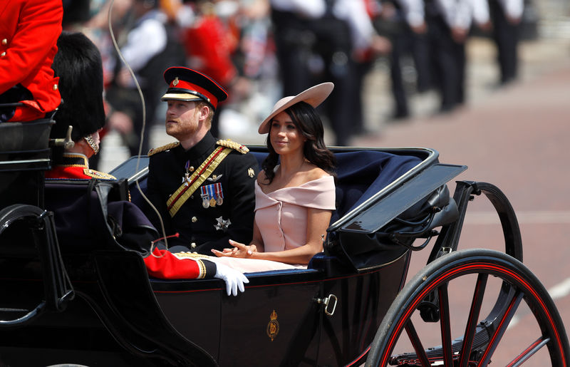 © Reuters. Príncipe Harry e esposa, Meghan Markle, durante parada em Londres