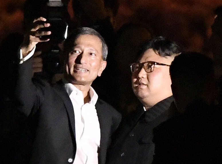 © Reuters. Singapore's Foreign Minister Vivian Balakrishnan takes a selfie with North Korea's leader Kim Jong Un during a visit in Merlion Park in Singapore