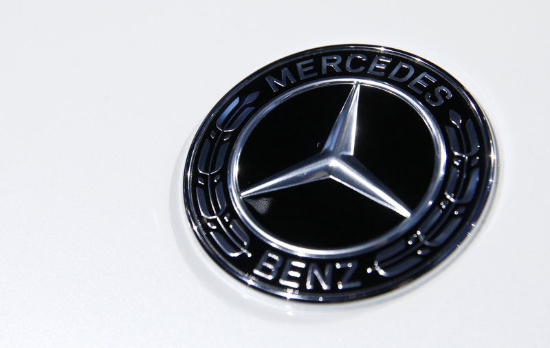 © Reuters. FILE PHOTO: The Mercedes Benz logo is seen at the 2017 New York International Auto Show in New York