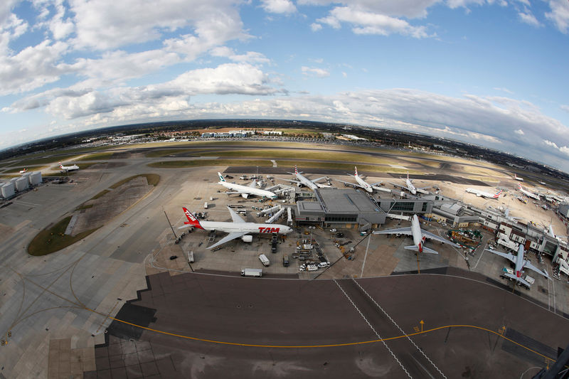 © Reuters. FILE PHOTO: A general view Heathrow Airport near London
