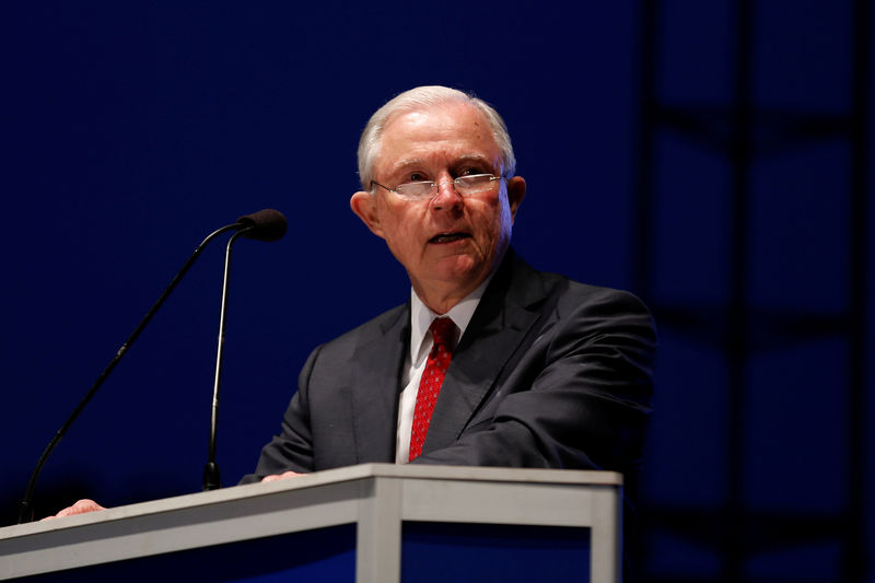 © Reuters. U.S. Attorney General Jeff Sessions delivers remarks at the National Law Enforcement Officers Memorial Fund’s 30th annual candlelight vigil in Washington
