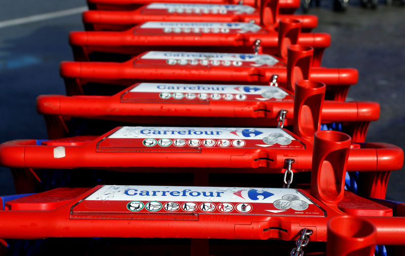 © Reuters. FILE PHOTO: The logo of Carrefour is seen on shopping trolleys at the Carrefour Lingostiere in Nice