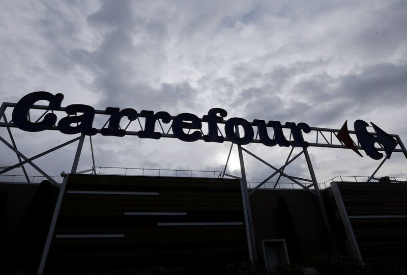© Reuters. FILE PHOTO: Carrefour logo is seen outside a hypermarket in Nice
