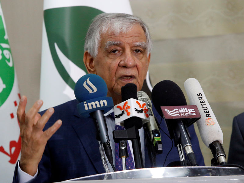 © Reuters. Iraqi Oil Minister Jabar al-Luaibi speaks during a news conference in Basra