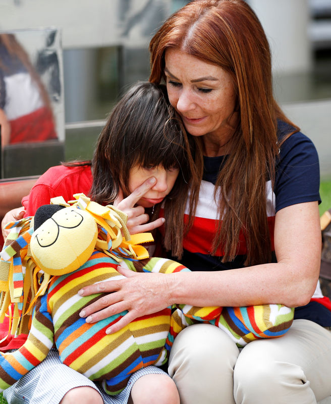 © Reuters. Charlotte Caldwell e o filho em Londres