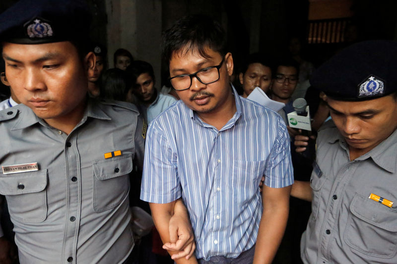 © Reuters. صحفيا رويترز يقولان إنهما حرما من النوم أثناء التحقيق معهما في ميانمار