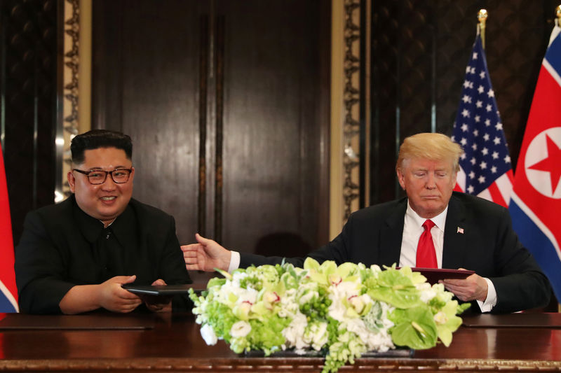 © Reuters. ترامب وكيم يتعهدان بإقامة علاقات جديدة بين أمريكا وكوريا الشمالية