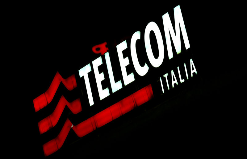 © Reuters. FILE PHOTO: The Telecom Italia logo is seen at the headquarters downtown Milan, Italy