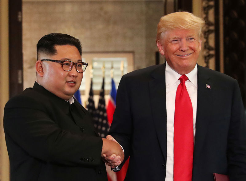 © Reuters. Il presidente Usa Donald Trump (a destra) con il leader nordcoreano Kim Jong Un