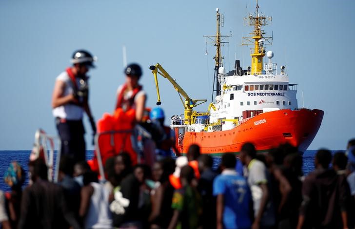 © Reuters. منظمة إنسانية تحتج على رفض إيطاليا استقبال مهاجرين وإرسالهم إلى إسبانيا