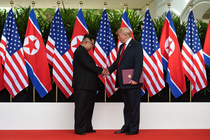 © Reuters. Presidente dos Estados Unidos, Donald Trump, e líder norte-coreano, Kim Jong Un, se cumprimentam durante cúpula bilateral em Cingapura