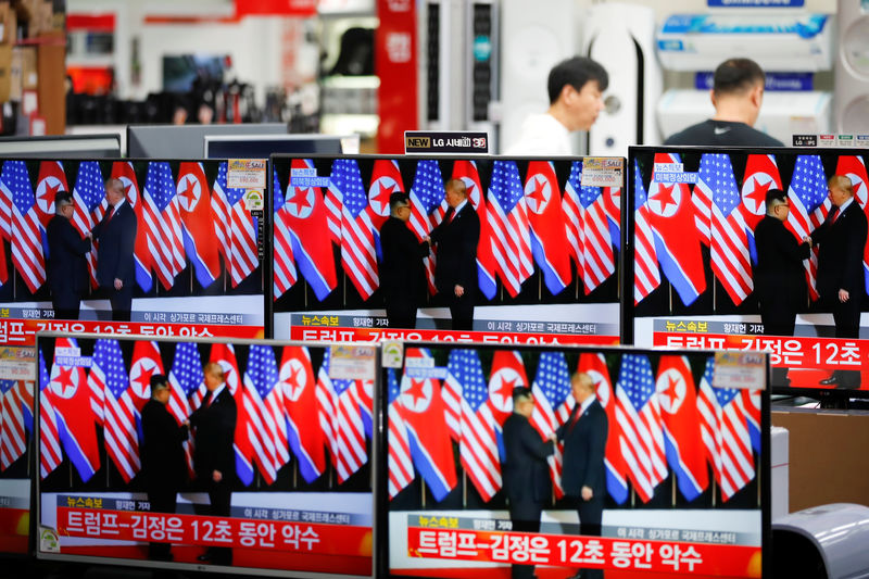 © Reuters. Televisores na Coreia do Sul com imagem da cúpula entre Trump e Kim