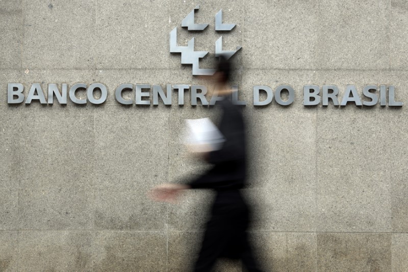 © Reuters. Homem passa pelo edifício do Banco Central, em Brasília