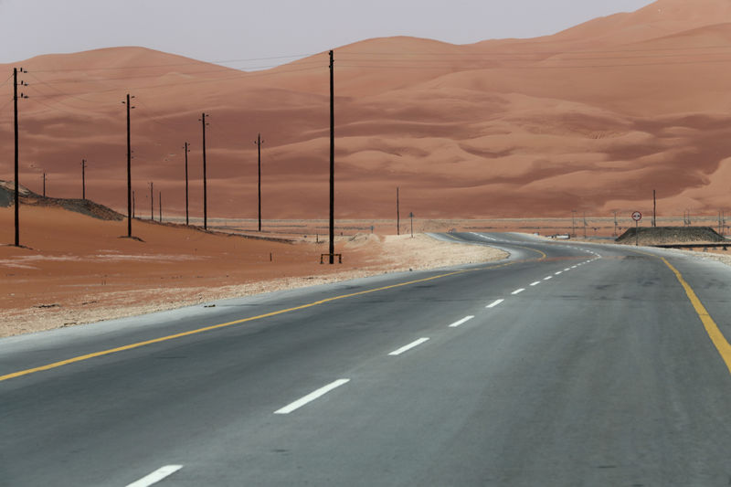 © Reuters. The highway towards the Natural Gas Liquids (NGL) facility is seen at Aramco's Shaybah oilfield in the Empty Quarter