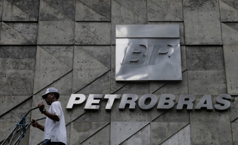 © Reuters. Homem passa por sede da Petrobras, no Rio de Janeiro