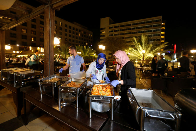 © Reuters. جمعية خيرية أردنية تجمع بقايا طعام الفنادق لإطعام الفقراء