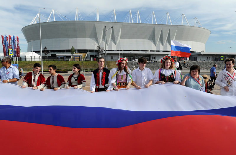 © Reuters. FILE PHOTO: People celebrate the Day of Russia in Rostov-on-Don