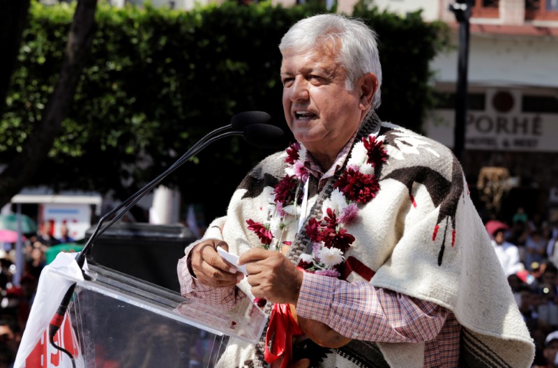 © Reuters. O candidato de esquerda Andres Manuel Lopez Obrador durante rali da campanha em Uruapan, no México