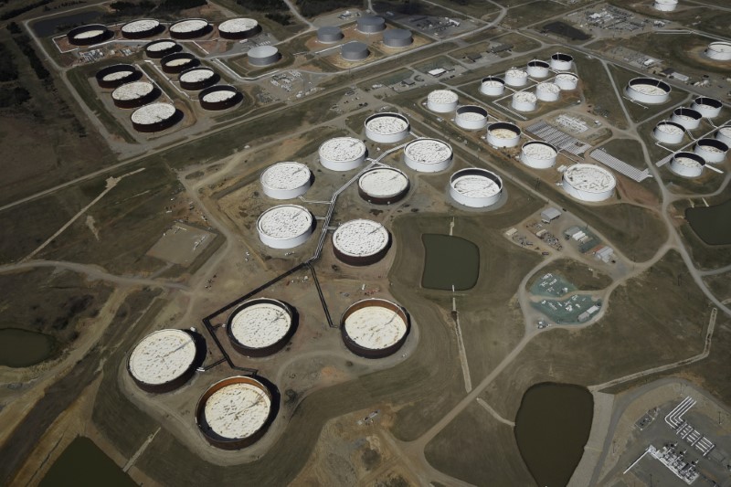 © Reuters. FILE PHOTO: Crude oil storage tanks are seen from above at the Cushing oil hub