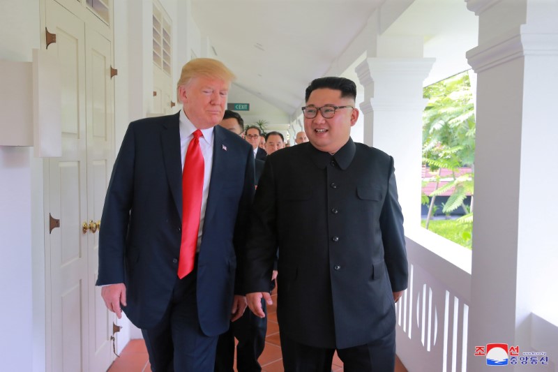 © Reuters. Trump e Kim Jong Un conversam em Cingapura