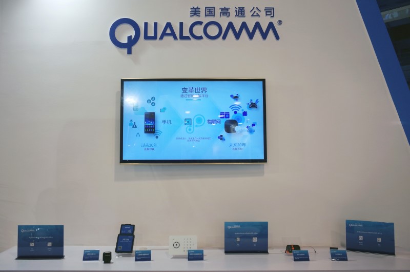 © Reuters. FILE PHOTO: Booth of U.S. chipmaker Qualcomm is pictured at an expo in Beijing